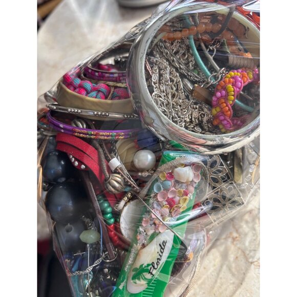 Mixed Lot Of Assorted Fashion Jewelry Bangles & Bracelets 4.4 pounds Craft & Wea - Picture 8 of 16